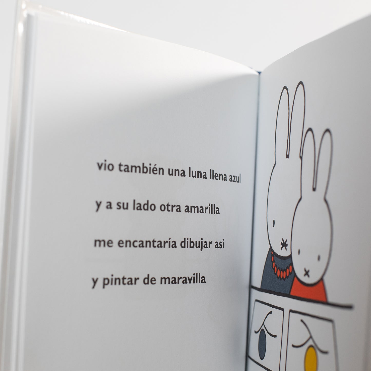 Miffy va al museo . Dick Bruna